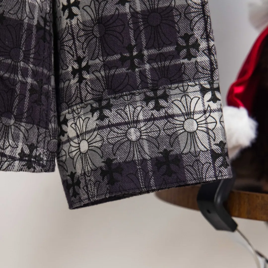 P280 version [Exclusive supply] Chrome Hearts classic cashew flower cross all-over printed jacquard long-sleeved top couple casual shirt 1️⃣Customized original jacquard fabric, high-quality pure cotton jacquard plaid fabric, soft and comfortable to the touch, a very high-quality fabric! 2️⃣The details of the workmanship are perfectly controlled. The lining is made of vest hemming, and the cuffs are made of double cross leather labels. It is different from the ordinary version. The collar is also designed with interlining, which shows high-end fashion and personality. The style is fashionable, simple and elegant, and it is a very versatile jacket! 4⃣️Complete accessories, all customized with original versions! Same style for men and women Color: cashew black Size: S M L XL Number: SG10484